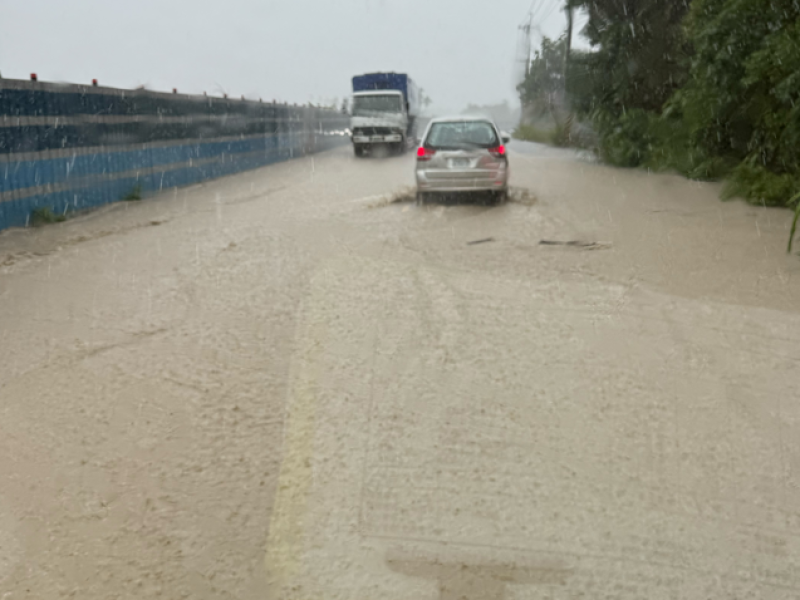 台九線「安通路段」積水汪洋一片 土石流淹輪胎